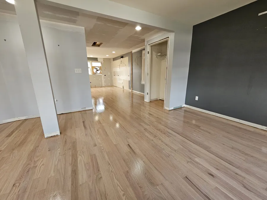 Piso de madeira pronto perto da parede escura